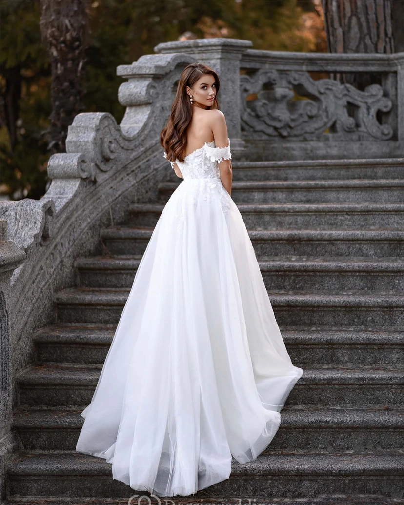 Vestido de novia de corte A con escote corazón, hombros descubiertos y abertura frontal, de encaje y estilo princesa. view 2
