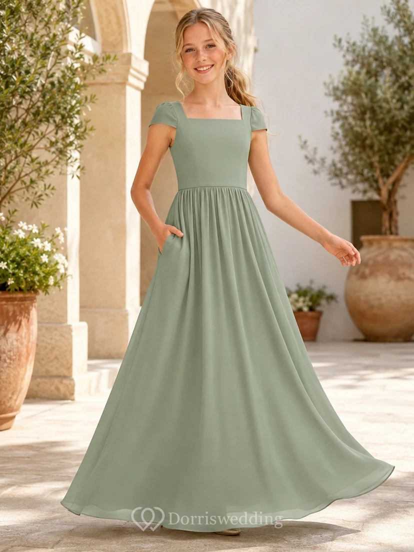 Vestido de dama de honor juvenil color celadón, corte en A, manga corta cuadrada, detalle de bolsillo tipo gorro de gasa, sencillo.