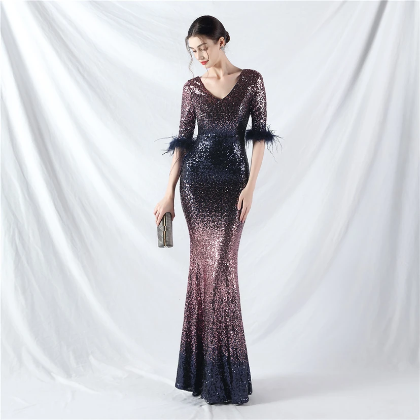 Robe de soirée artisanale à manches longues ornée de plumes d'autruche et de perles dégradées view 5