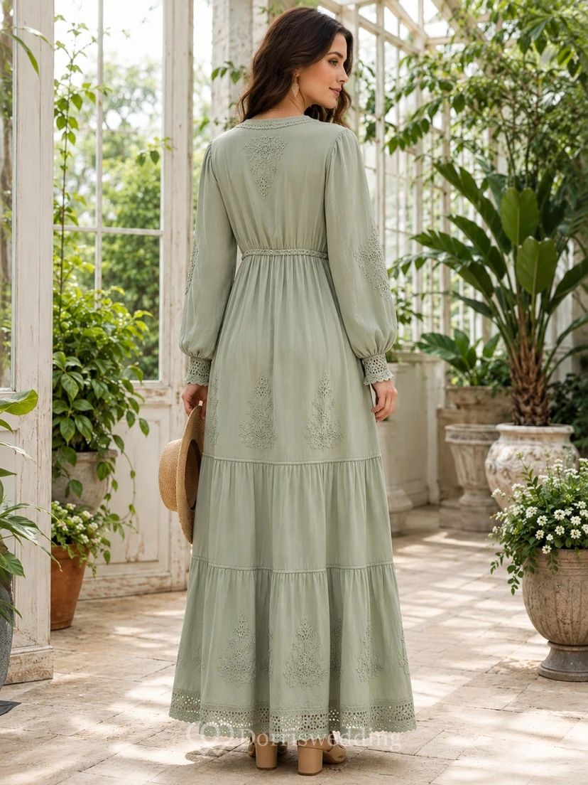 Vestido largo de jardín escalonado con cuello en V y mangas largas de encaje estilo bohemio en color verde salvia view 2