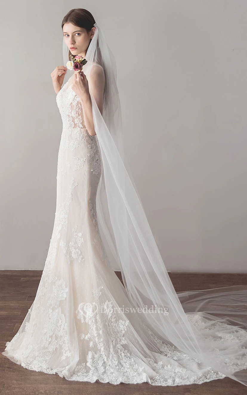 Robe de mariée sirène vintage simple, décolleté en V, sans manches, en dentelle et bustier illusion avec dos nu plongeant en V view 3