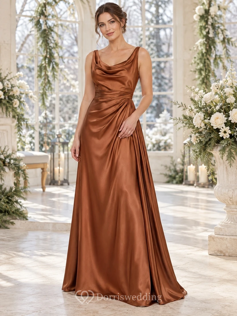 Vestido de dama de honor largo hasta el suelo, de satén color cobre, con cuello drapeado y cintura drapeada.