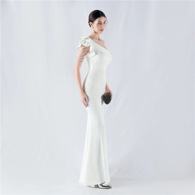 Vestido de noche asimétrico de satén con escote alto y cuello oblicuo, adornado con cuentas. view 67