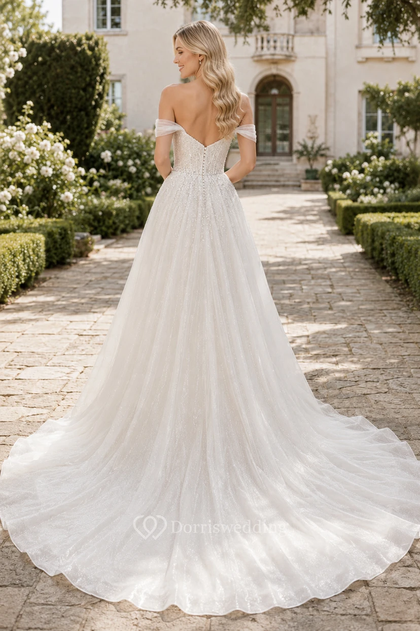 Robe de mariée en dentelle et tulle, coupe trapèze, épaules dénudées, manches courtes, traîne chapelle view 2