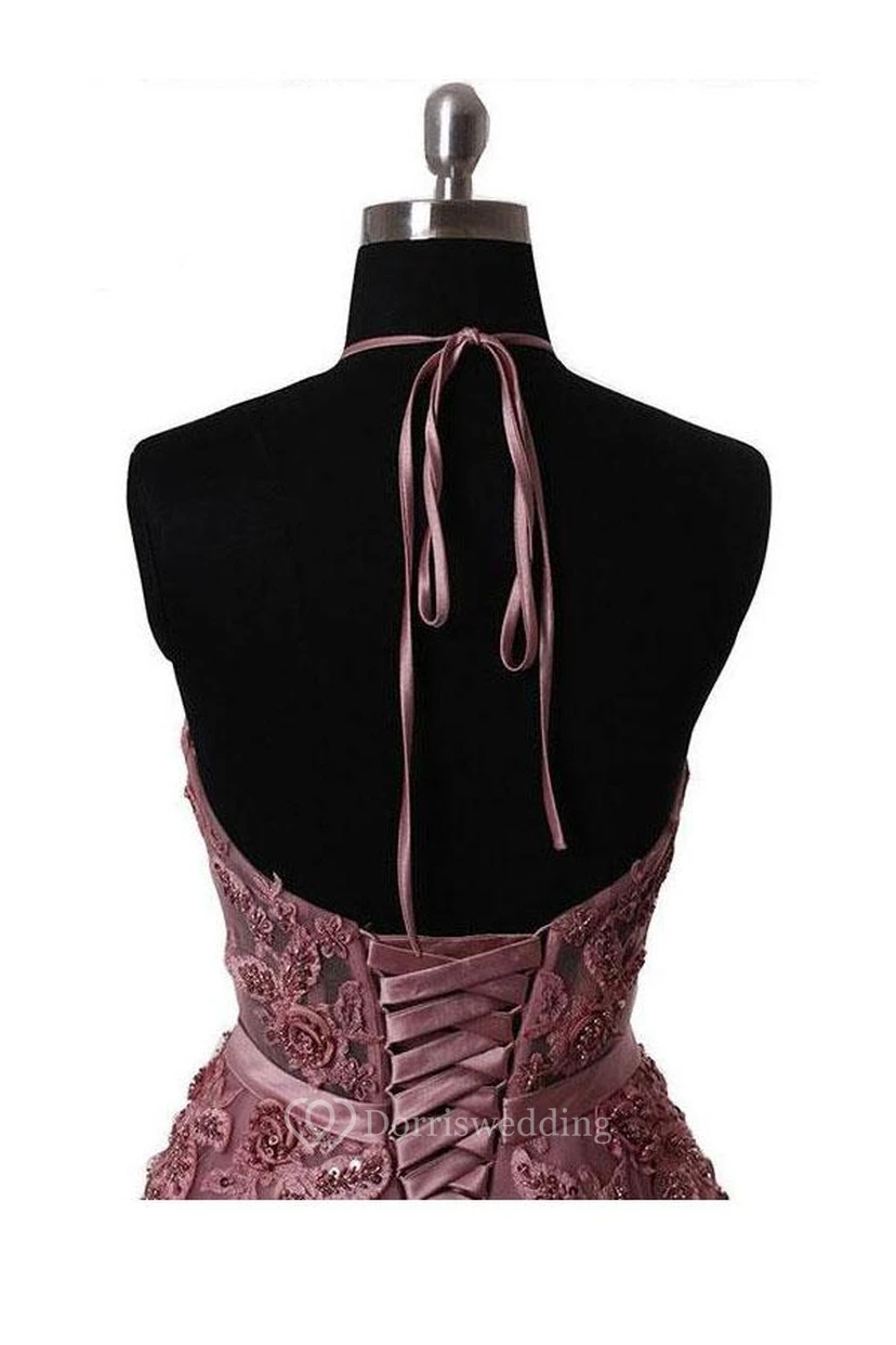 Robe trapèze en dentelle et tulle, col montant, sans manches, dos corset lacé view 4