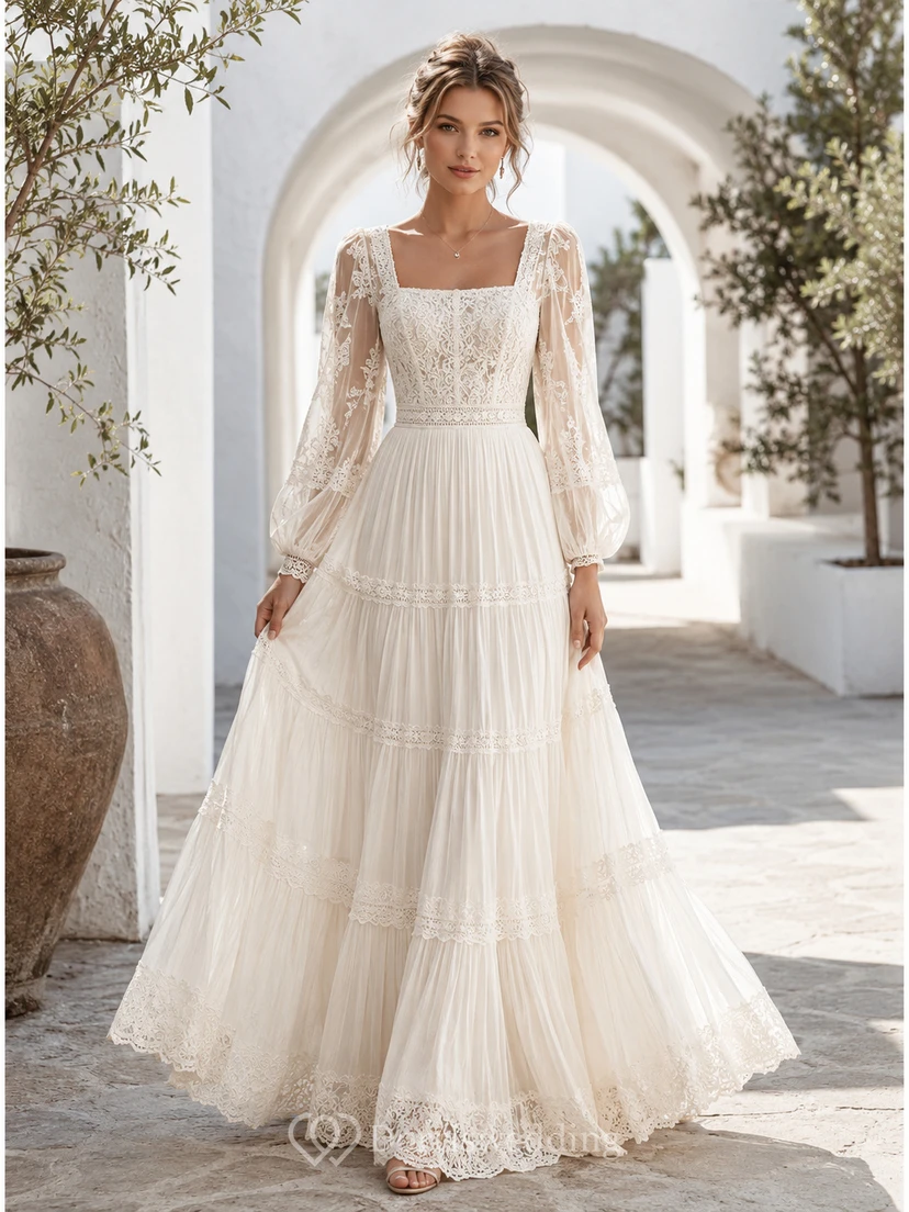 Robe de mariée longue en tulle à volants, coupe trapèze, col carré, manches longues et dos zippé festonné