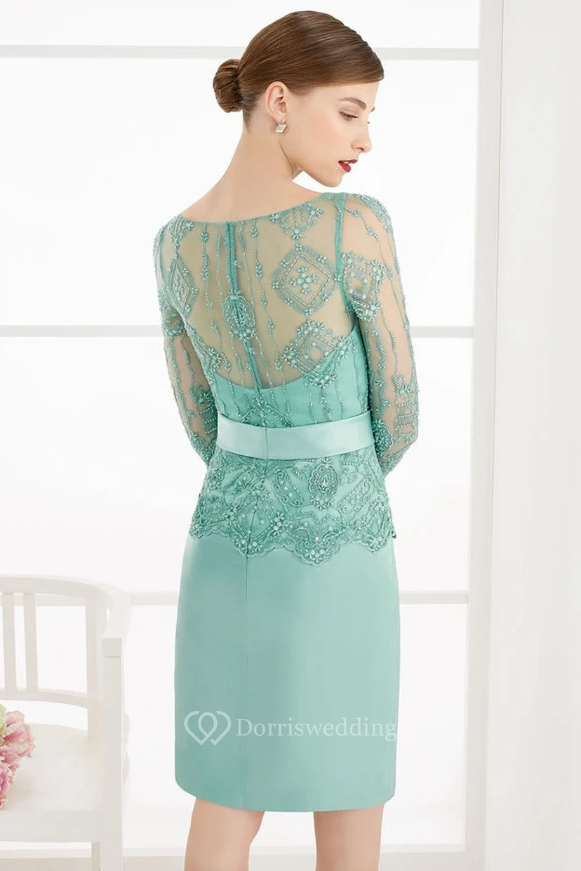 Bleistiftförmiges, knielanges, perlenbesetztes Satin-Abendkleid mit Rundhalsausschnitt und 3-4 Ärmeln, verziert mit Perlen. view 2