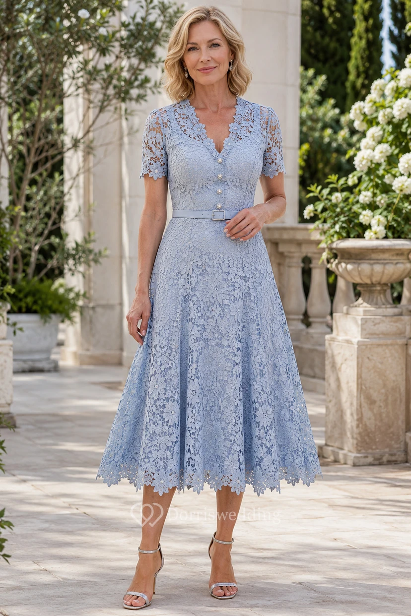 Robe MOB bleu ciel en dentelle, coupe trapèze, manches courtes, col V, longueur midi
