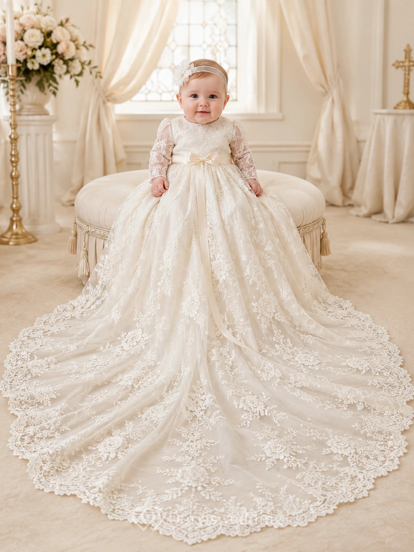 Luxuriöses Taufkleid für Babys, bodenlang, mit Kathedralenschleppe, Rundhalsausschnitt, langen Ärmeln, Tüllspitze, floralen Applikationen, Schleife am Rücken und Knopfleiste.