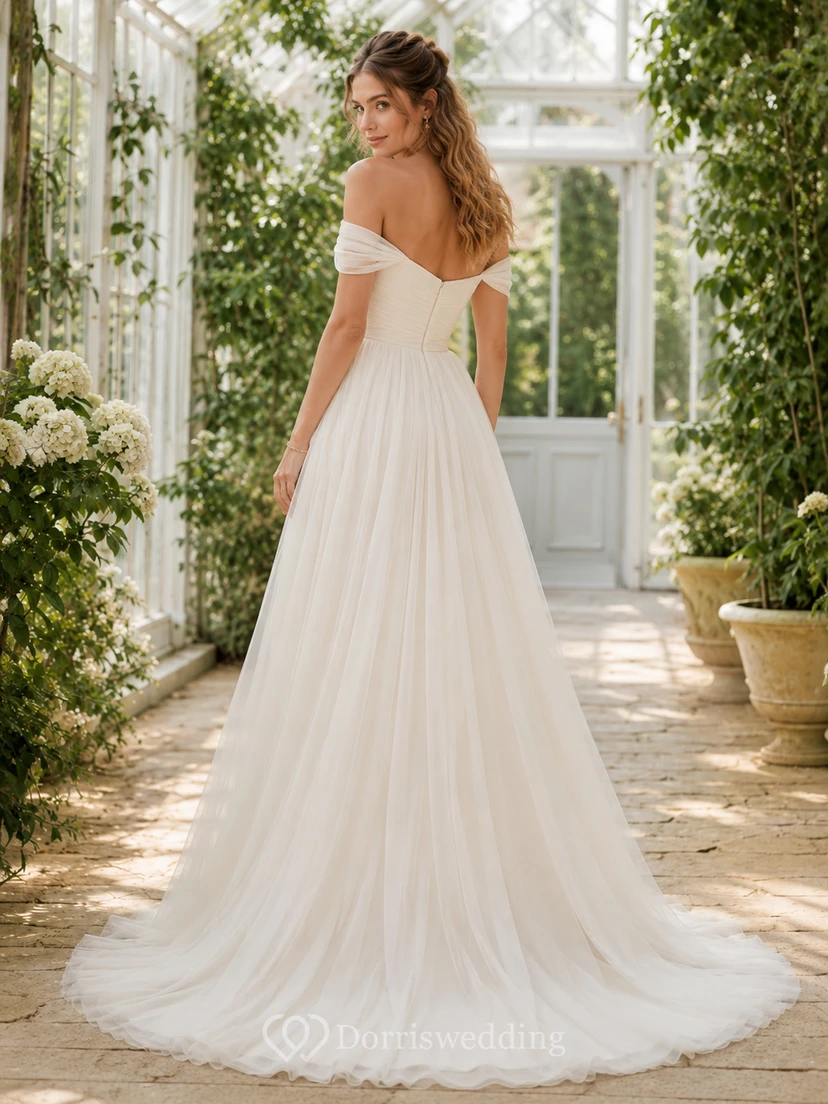 Robe de mariée d'été respirante en mousseline de soie, décolleté en cœur, épaules dénudées, coupe trapèze. view 2
