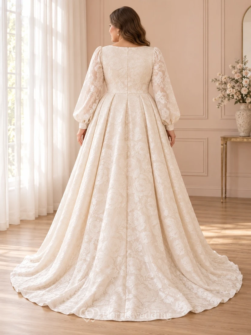 Vestido de novia de corte A con escote barco y estampado floral jacquard, de manga larga y modesta cola. view 2