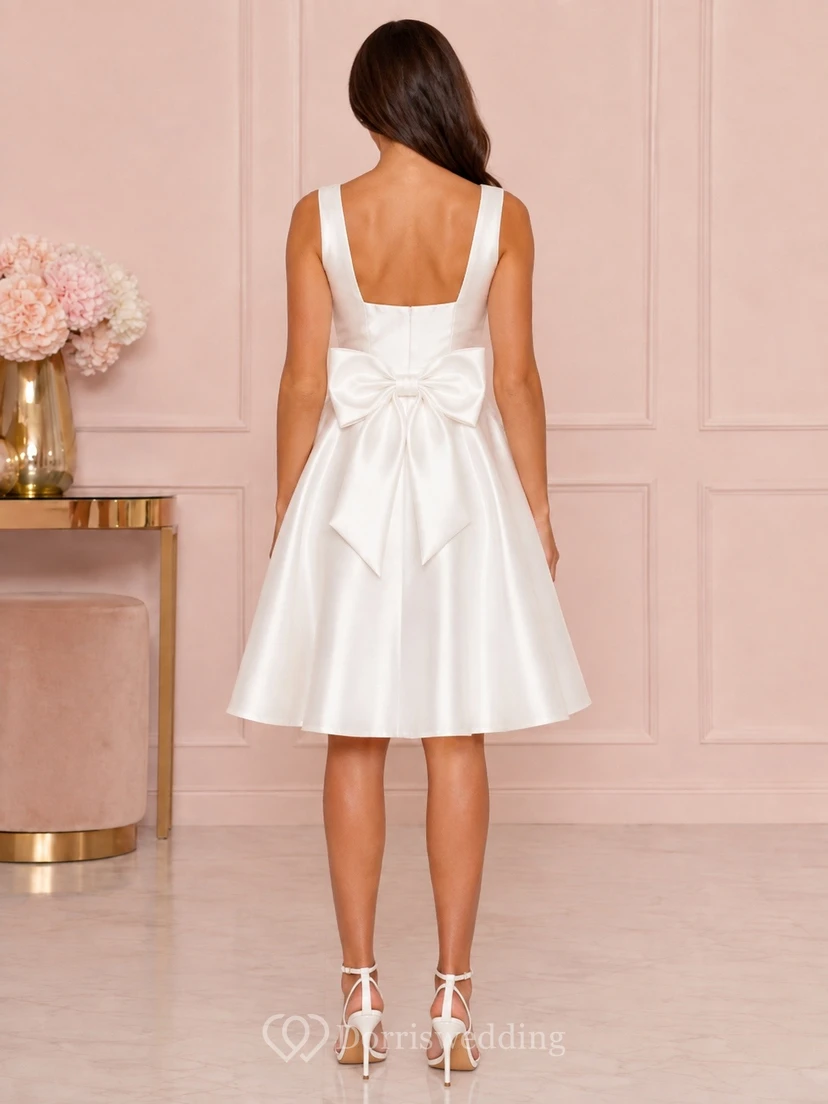 Robe vintage blanche en satin, coupe trapèze, longueur genou, col carré, sans manches, ornée d'un nœud view 2