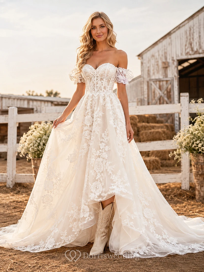 Robe de mariée champêtre rustique en dentelle florale, décolleté en V asymétrique, manches bouffantes, épaules dénudées et bustier cœur.