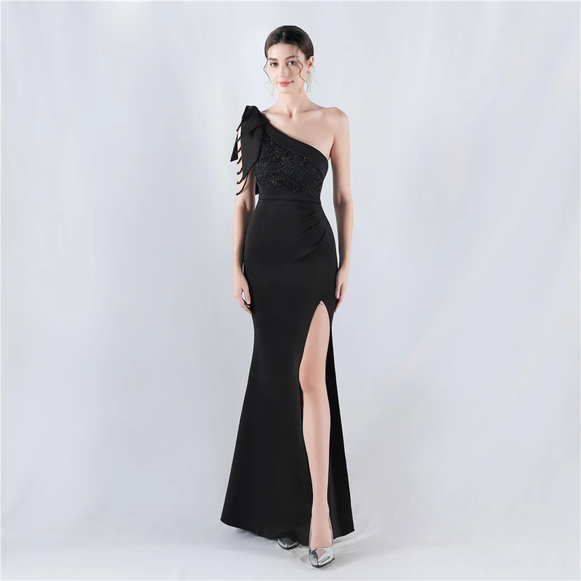 Vestido de noche de satén de alta gama con encaje de diamantes y diseño artesanal. view 21