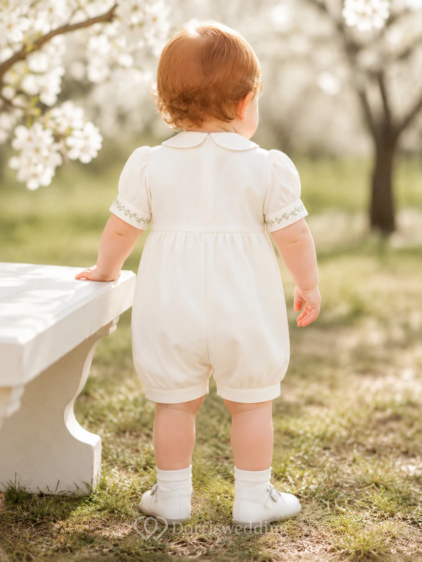 Bezaubernder elfenbeinfarbener Kurzarm-Baby-Taufstramper mit grüner Rankenstickerei view 2