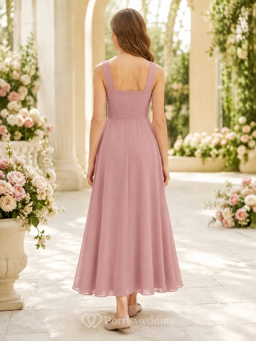 Vestido de dama de honor juvenil romántico de gasa sin mangas, corte cuadrado, largo midi, color rosa empolvado. view 2