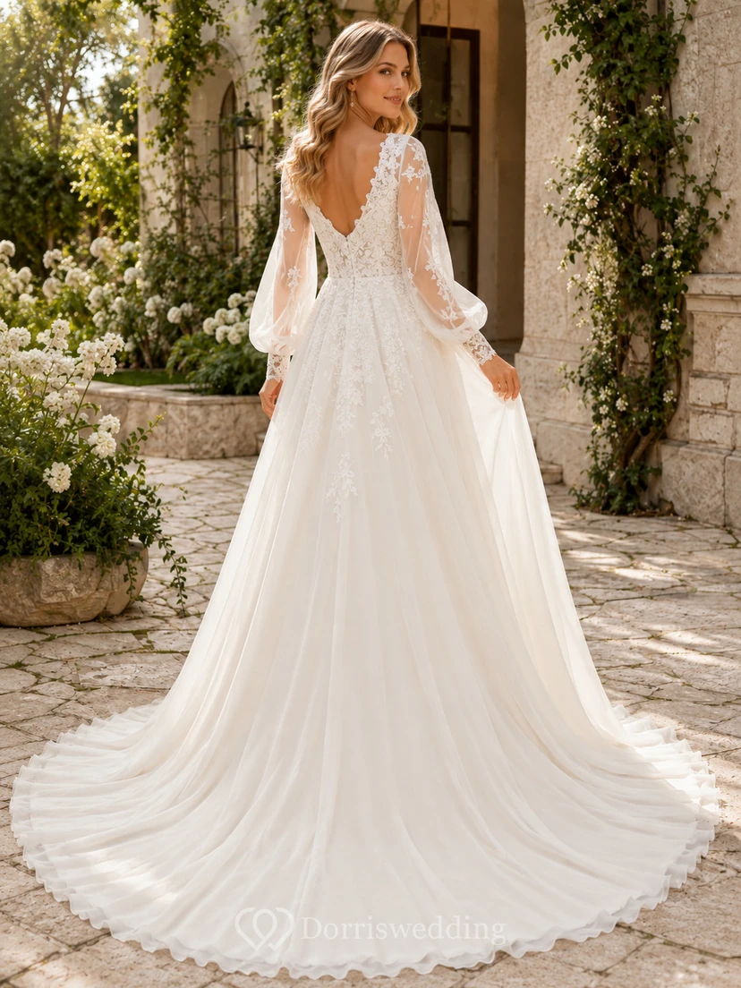 Robe de mariée en dentelle et tulle, coupe trapèze, col en V, manches longues, traîne courte view 2