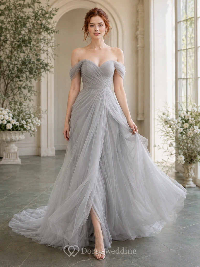 Robe de mariée romantique en tulle drapé gris argenté à épaules dénudées et coupe trapèze