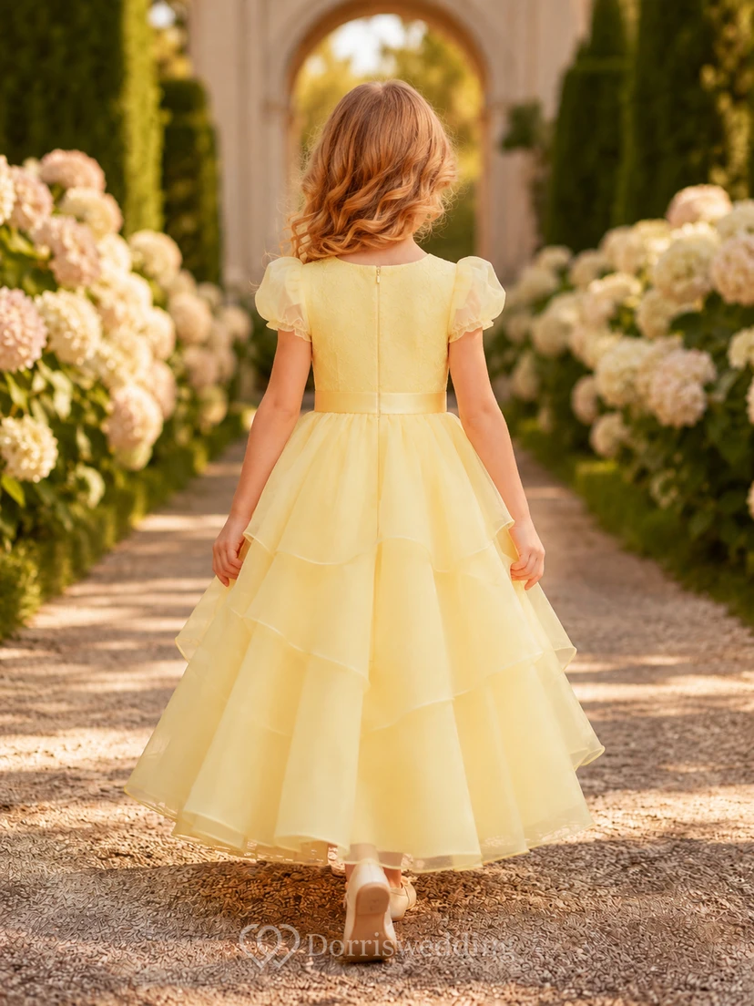 Gestuftes Tüllkleid in A-Linie für Blumenmädchen mit Schleife, kurzen Ärmeln, Rundhalsausschnitt, wadenlangem Rock und Schleifendetail. view 2