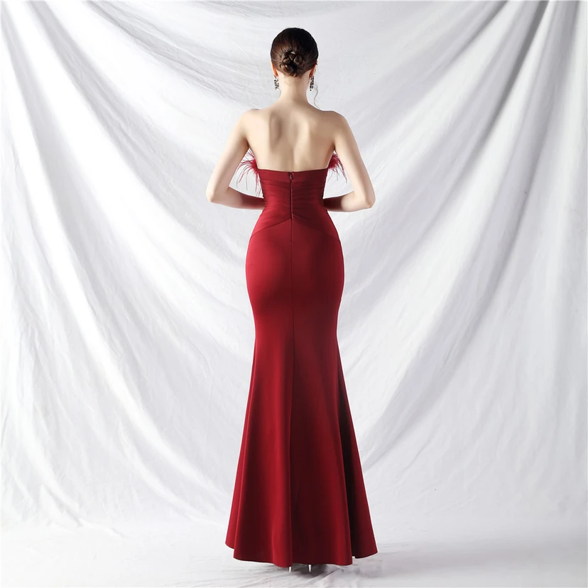 Vestido largo de noche de satén con plumas de avestruz, hecho a mano y con hebilla artística. view 24