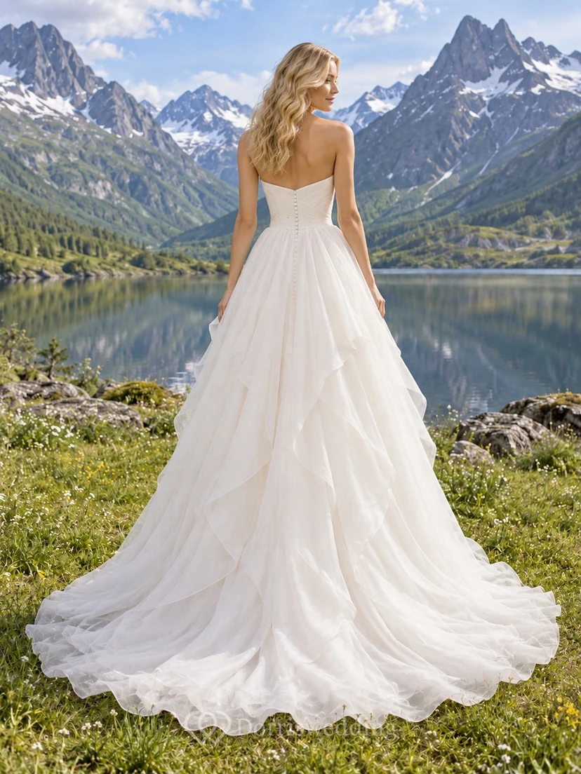Vestido de novia romántico sin tirantes de organza con escote corazón, corte en A, corpiño fruncido y volantes en cascada. view 2