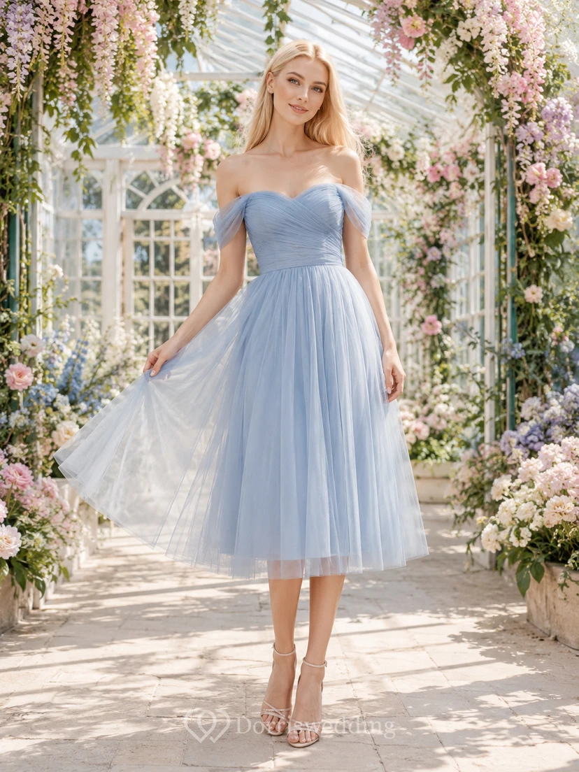 Vestido de tul azul pastel con hombros descubiertos y corte en A hasta la rodilla