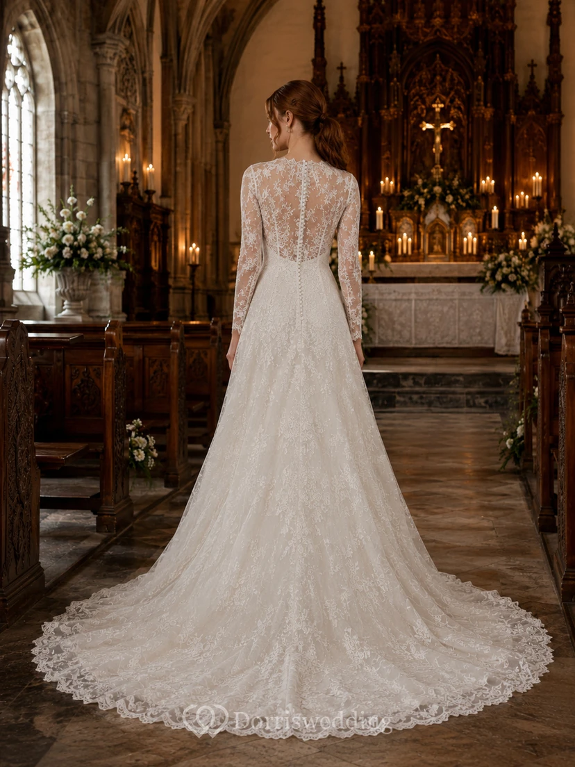 Vestido de novia de capilla con escote alto y cintura baja y encaje view 2
