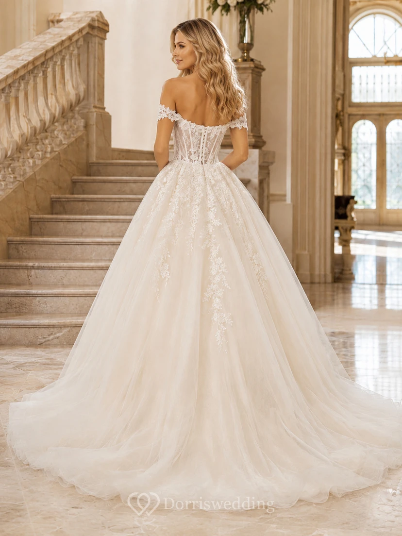 Robe de mariée de princesse luxueuse, épaules dénudées, décolleté en cœur, dentelle et tulle appliqués view 2