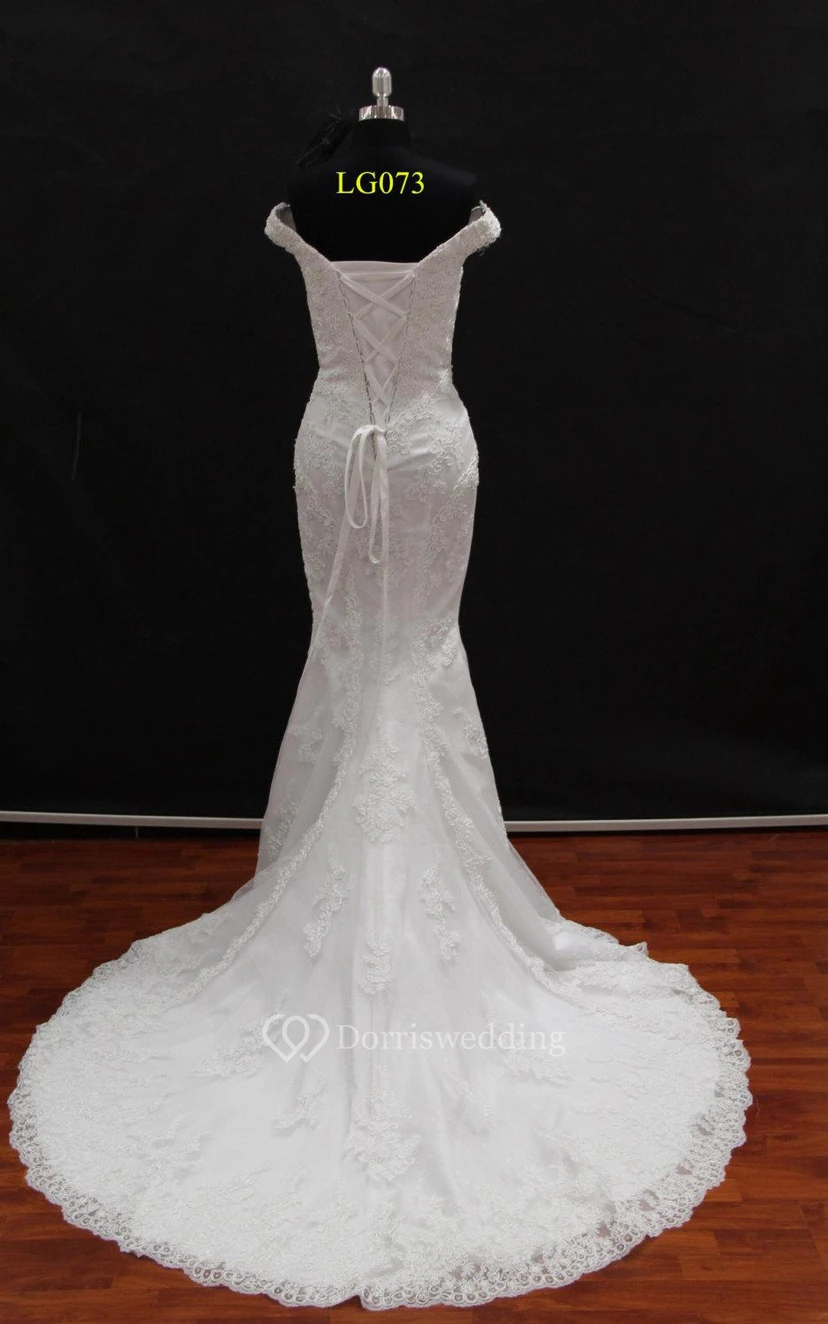 Vestido de sirena con escote en V, encaje, mangas cortas y espalda con cordones. view 3