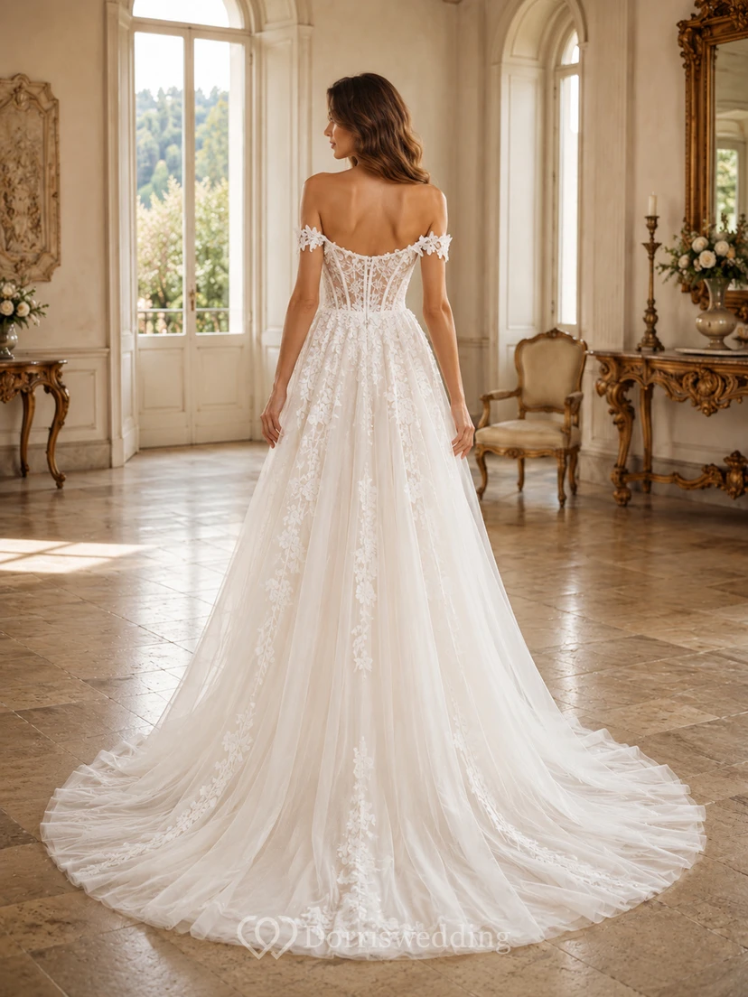 Robe de mariée classique en dentelle et tulle, épaules dénudées, manches courtes, coupe trapèze, traîne chapelle, applications florales, fermeture éclair au dos view 2