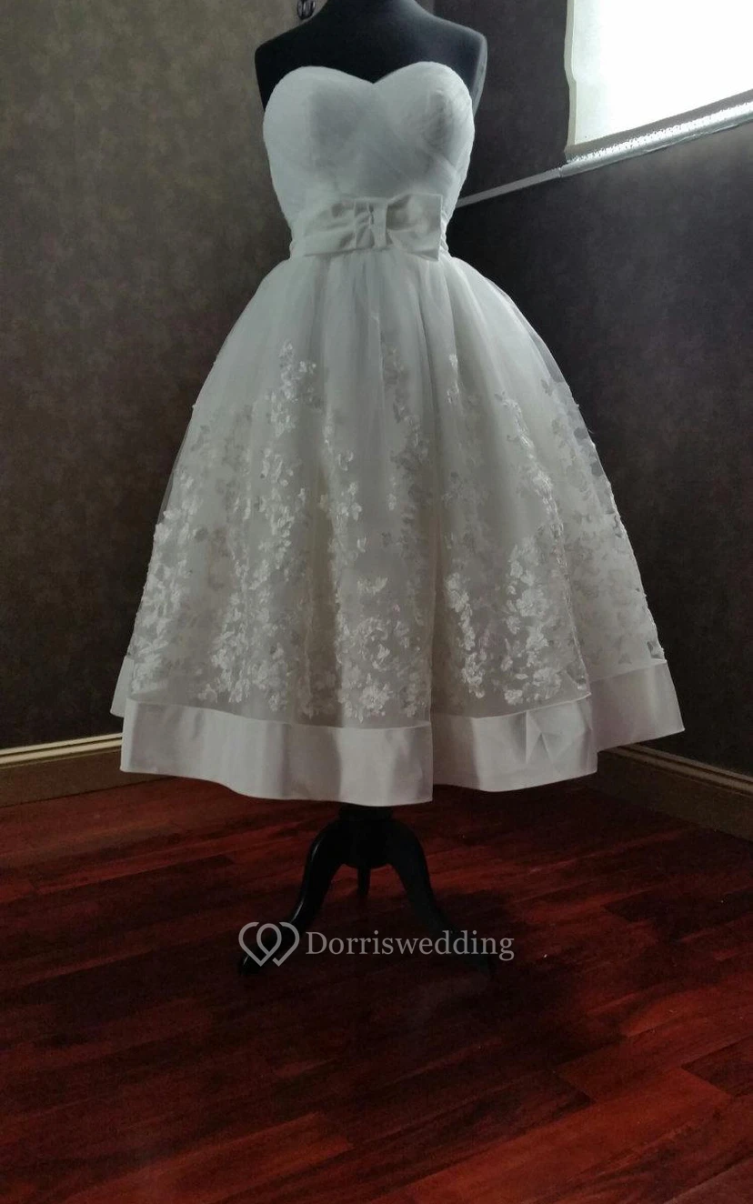 Robe de première communion en organza et dentelle, coupe trapèze, longueur thé, décolleté cœur, avec nœud. view 3