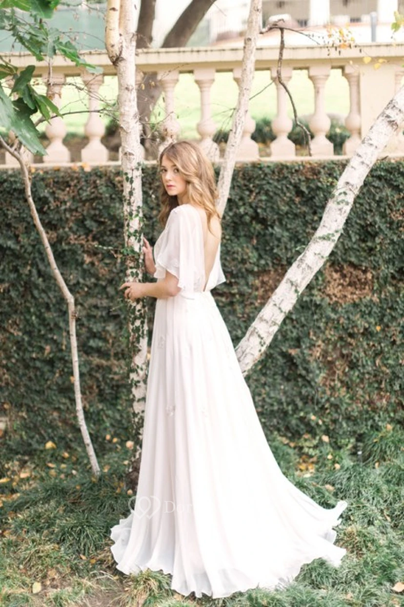 Robe de mariée bohème en mousseline de soie ornée d'appliqués et de plis, coupe fourreau, col rond, manches bouffantes et manches bouffantes. view 5