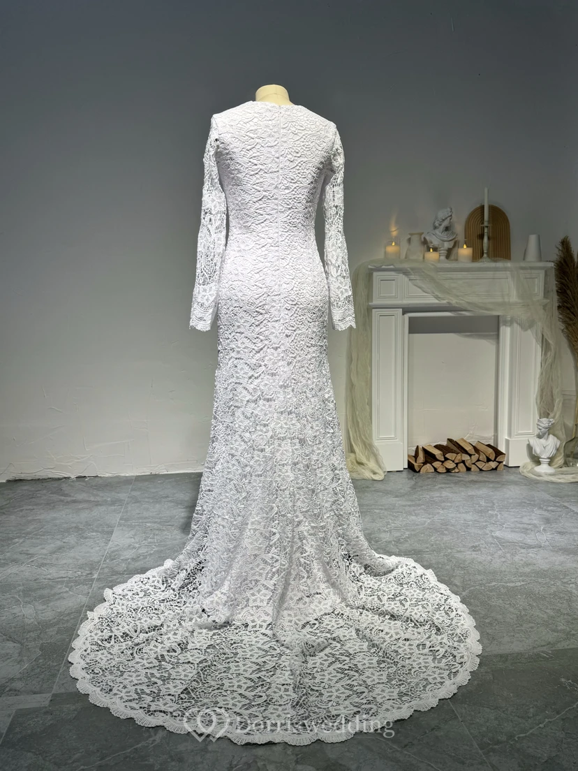 Robe de mariée bohème en dentelle à manches longues, coupe modeste et évasée view 2