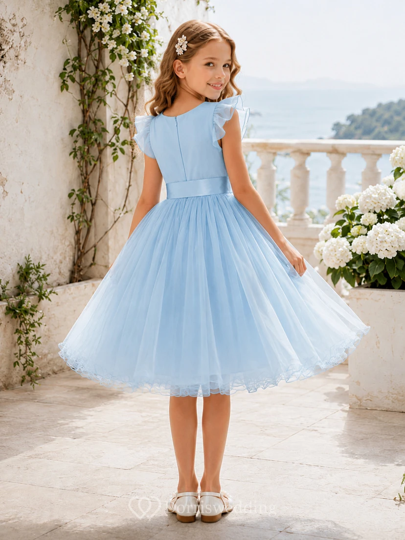 Robe de demoiselle d'honneur moderne, longueur thé, coupe trapèze, bleu ciel, tulle, perles, volants, col rond, en tulle, ornée de perles. view 2