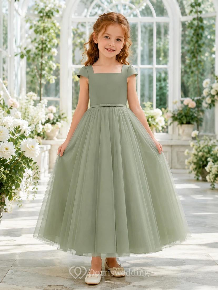 Robe de demoiselle d'honneur sans manches en tulle sauge, coupe trapèze, encolure carrée et jupe mi-longue à plis souples.