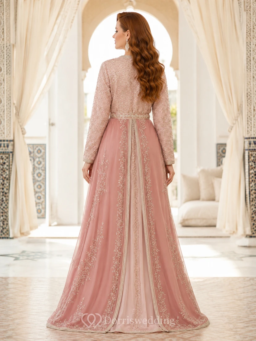 Robe de mariée marocaine de luxe Takchita, coupe trapèze, manches longues, broderie argentée view 2