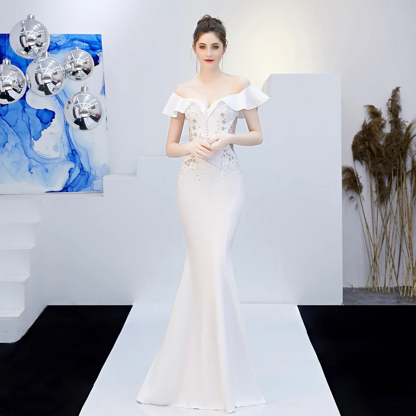 Robe de mariée longue rouge asymétrique à une épaule, coupe sirène, idéale pour un banquet ou une soirée de mariage.