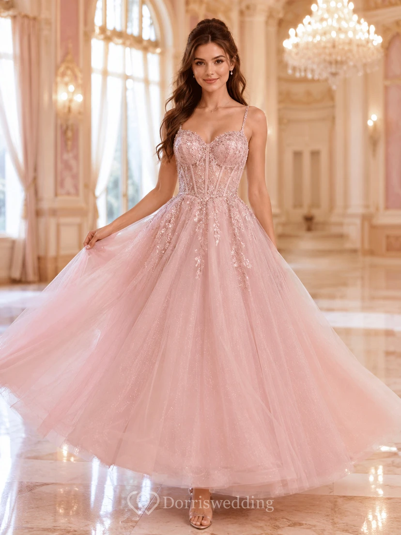 Vestido de gala de quinceañera color rosa palo con apliques de tul y tirantes finos