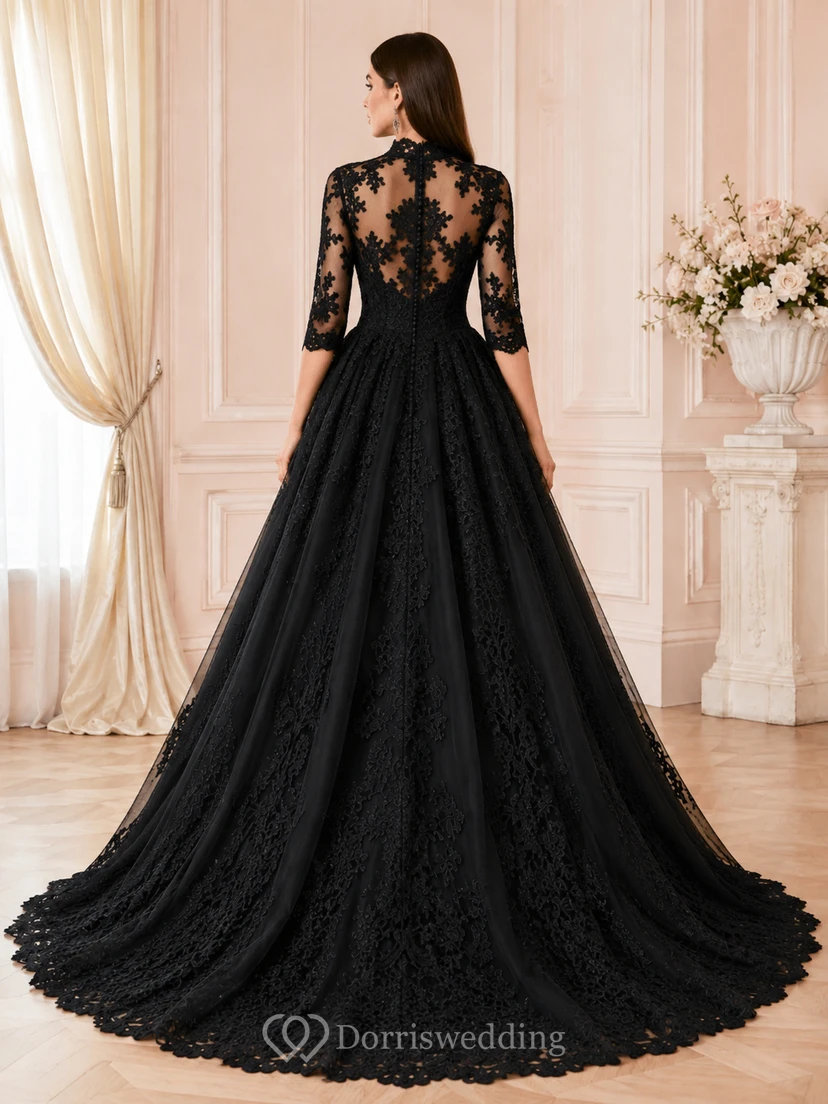 Vestido de gala negro con encaje floral, cuello alto, efecto ilusión, mangas tres cuartos y cola de corte princesa. view 2