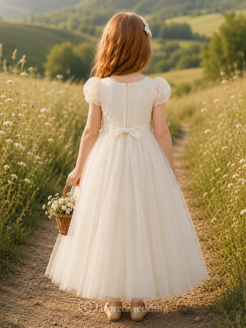 Klassisches A-Linien-Kleid aus Tüllspitze für Blumenmädchen mit kurzen Ärmeln, Rundhalsausschnitt, wadenlangem Rock und Schleifendetail. view 2