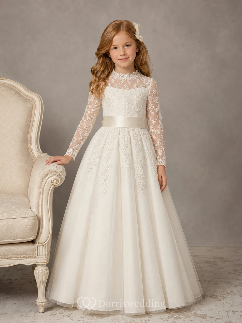 Robe de communion en satin et tulle, col montant, manches longues illusion en dentelle, robe de communion en tulle et dentelle.
