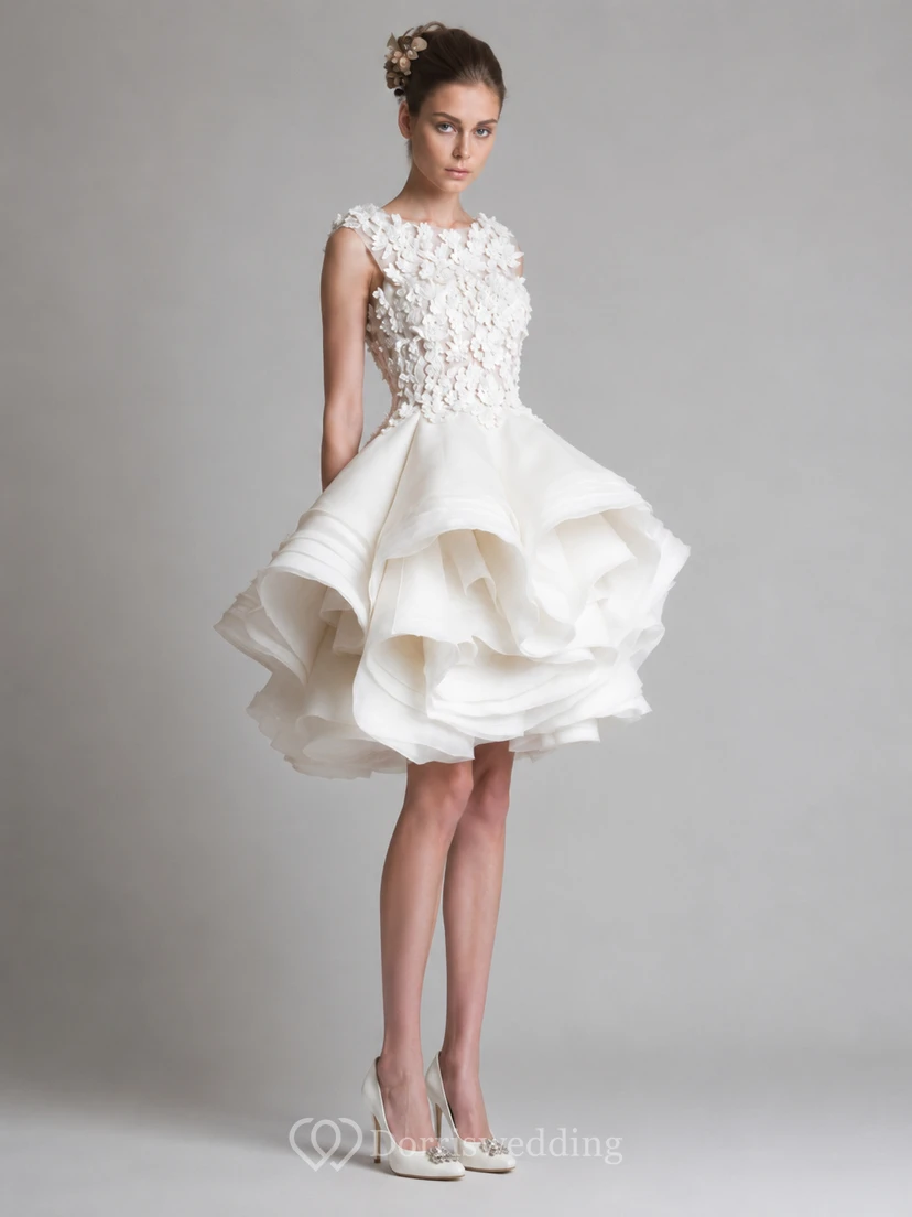 Robe de mariée ivoire à col rond et application florale asymétrique view 3