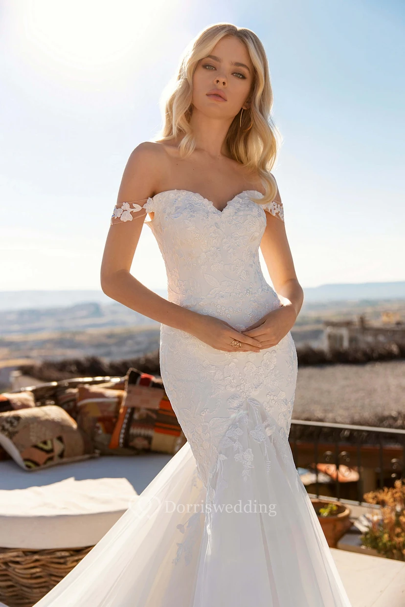 Robe de mariée sirène sexy en dentelle et tulle, dos corset avec traîne chapelle, épaules dénudées view 3