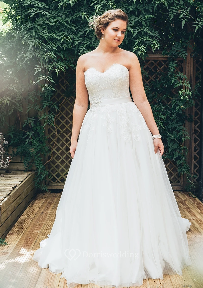 A-Line Floor-Length Sweetheart Sleeveless Tulle Court Train Appliques Dress