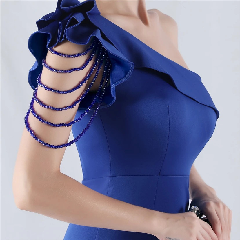 Vestido de noche asimétrico de satén con escote alto y cuello oblicuo, adornado con cuentas. view 60