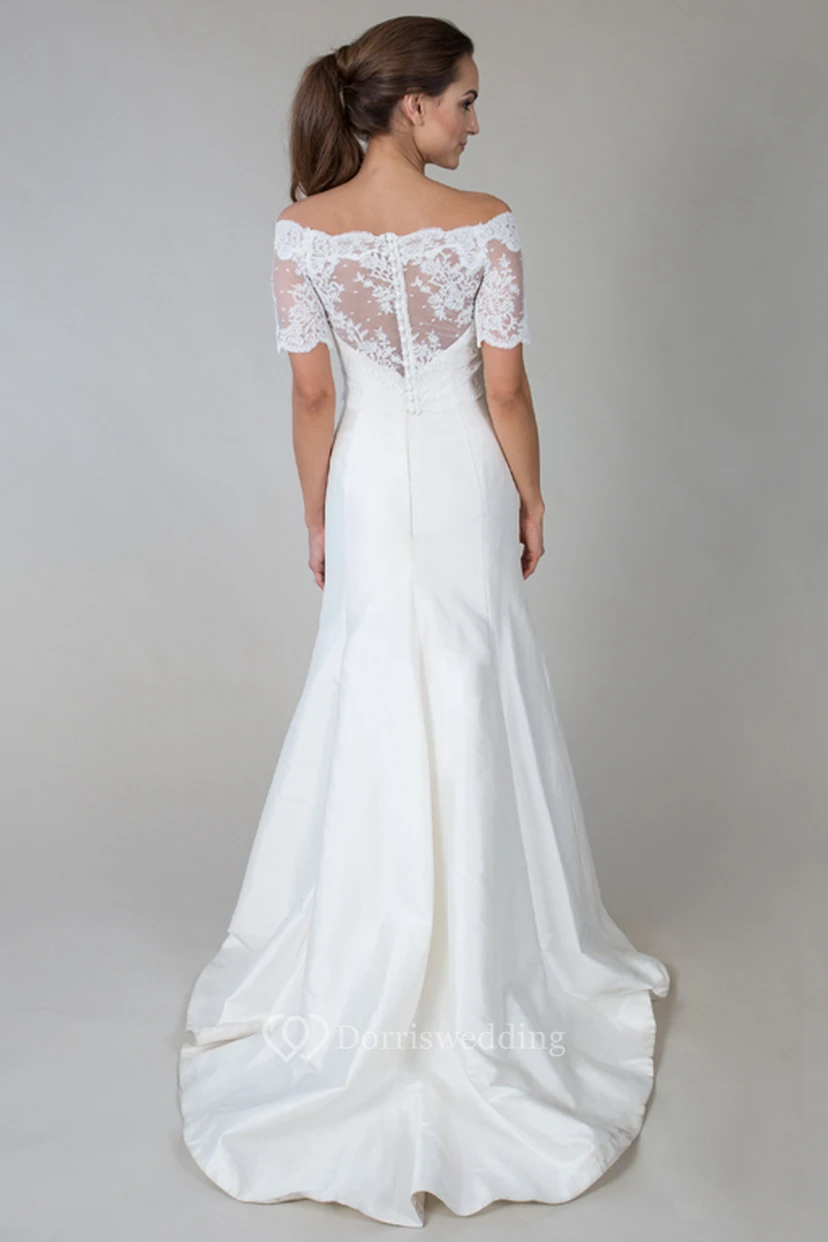 Vestido de novia de satén y encaje con mangas cortas y escote Bardot. view 2