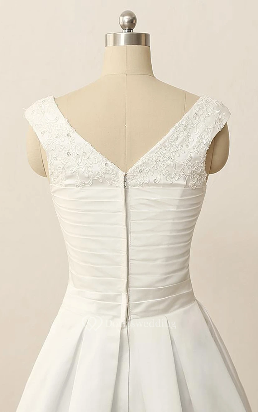 Robe courte en satin à col en V plissé et ornée de perles et d'appliques view 4
