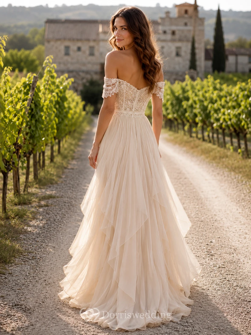 Robe de mariée bohème champagne à épaules dénudées, corsage en dentelle, volants en cascade et tulle superposé pour l'extérieur view 2