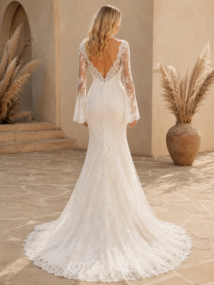Robe de mariée modeste en dentelle et tulle, coupe sirène, col rond, manches longues et traîne chapelle. view 2