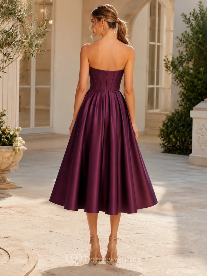 Vestido de fiesta largo hasta la rodilla de satén color ciruela sin tirantes con escote corazón view 2